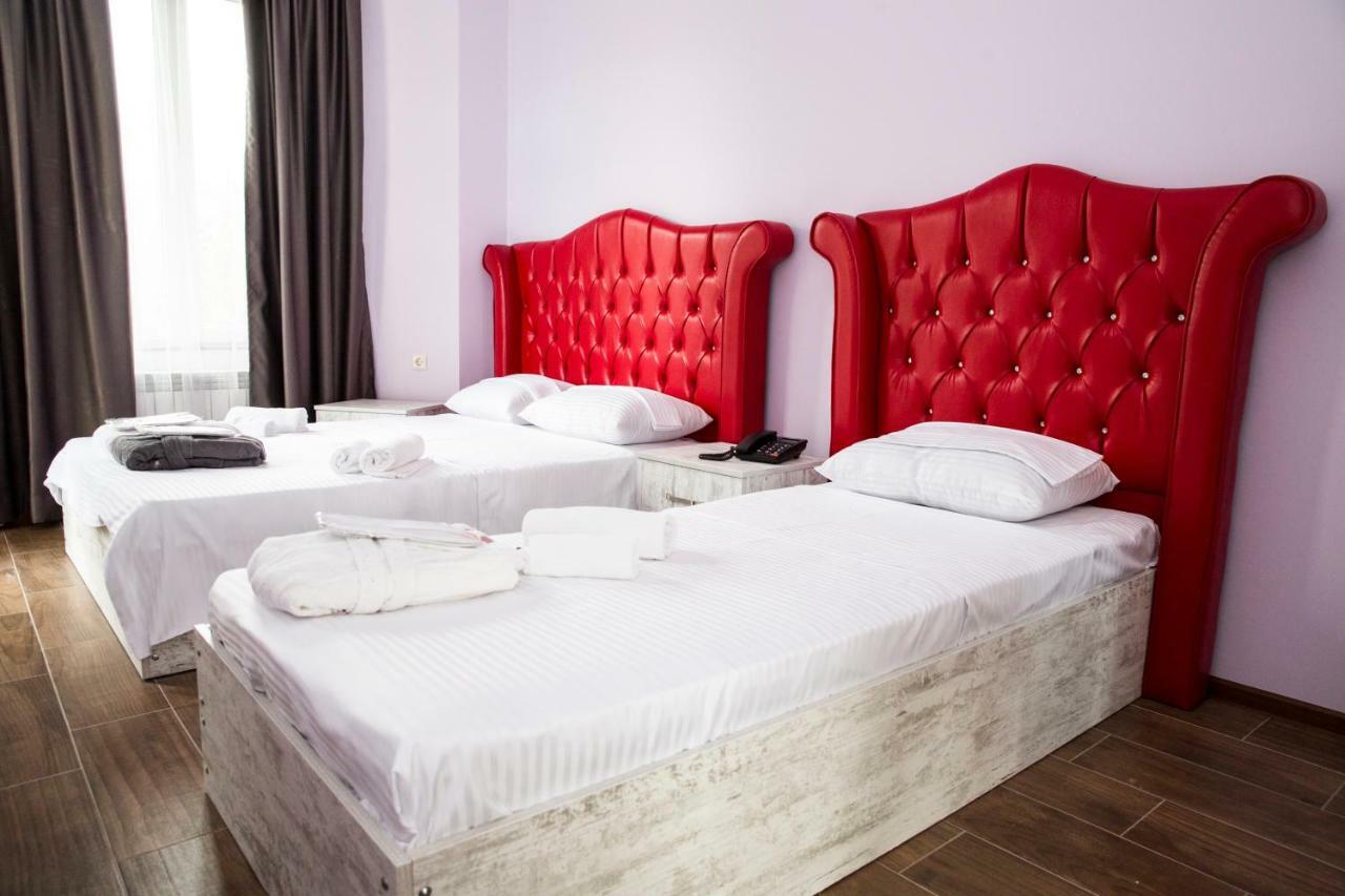 Hotel Maria Batoemi Buitenkant foto