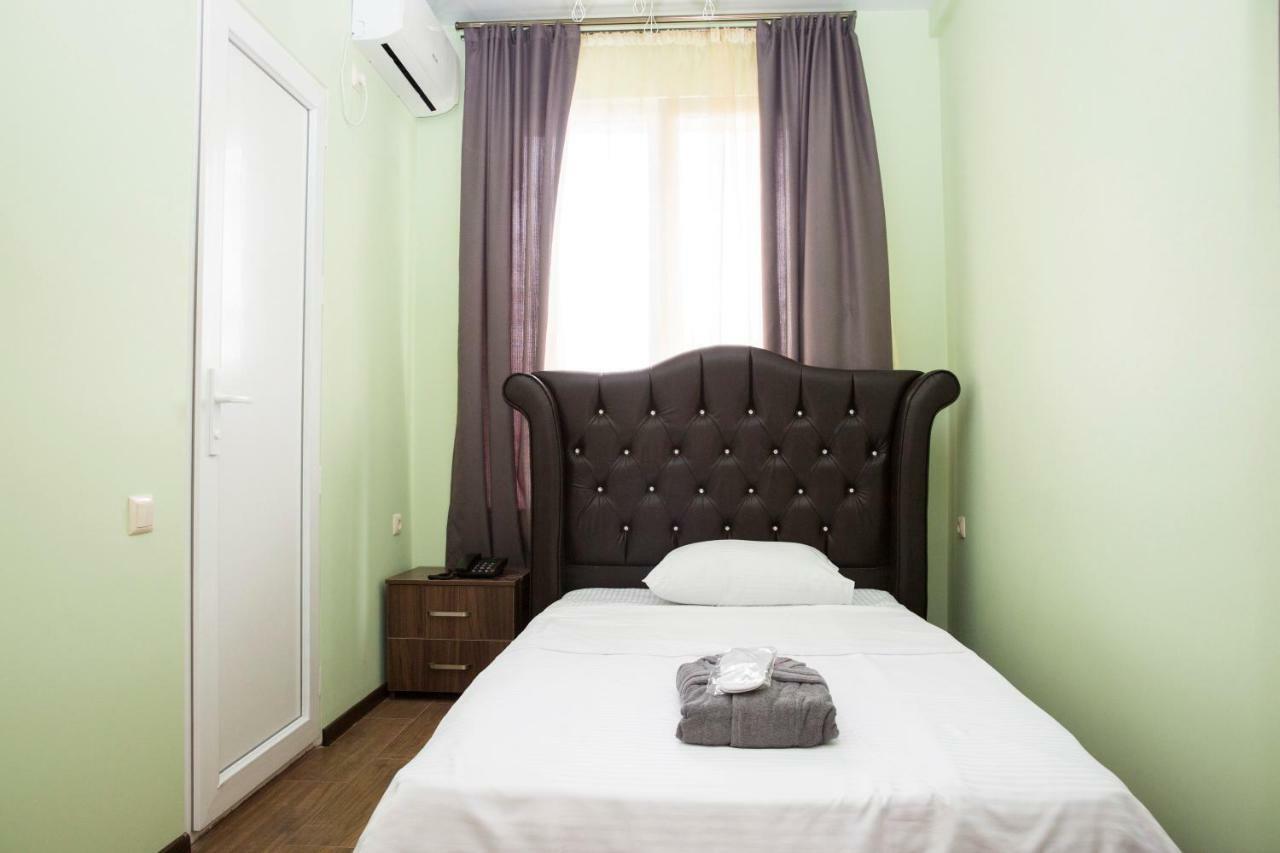 Hotel Maria Batoemi Buitenkant foto